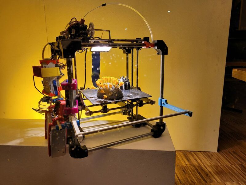 Datei:L22 3D-Drucker mit realitätsnahem Coronavirus.jpg