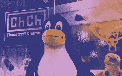 Dekoriertes Fensterbrett mit Plüsch-Tux und Leuchtenden Dingen.